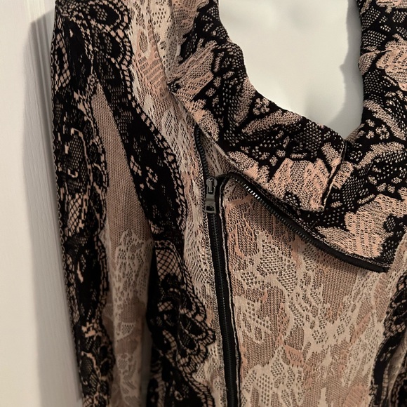 BCBGMAXAZRIA TOP. Black with pink/beige pattern - Picture 4 of 7